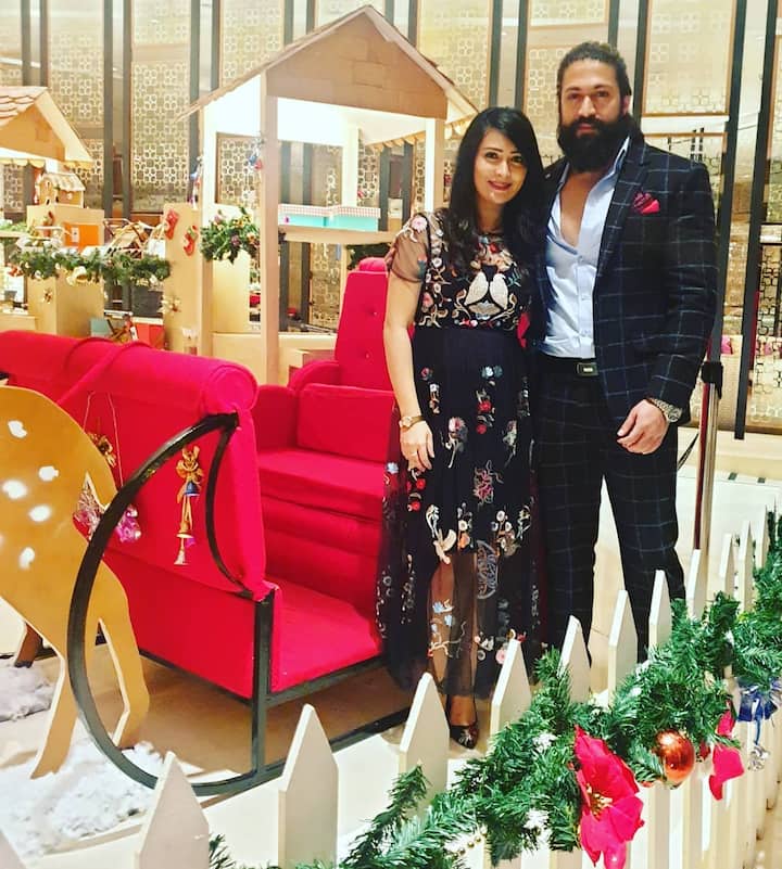 యశ్ ఫ్యామిలీ (image credit : Radhika Pandit/Instagram)