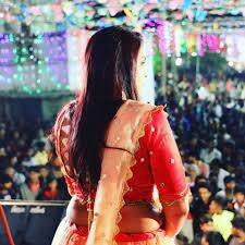 Covid-19 Guidelines : Gujarati singer Kajal Maheriya creates again controversy ગુજરાતની જાણીતી લોકગાયિકાએ કોરોનાના નિયમોને અવગણીને લોકોની ભીડ જમાવીને ગલુડિયાનો બર્થ ડે ઉજવ્યો...