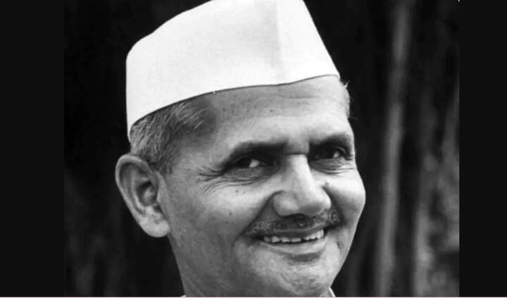 लाल बहादुर शास्त्री देश के दूसरे प्रधानमंत्री थे. पंडित जवाहर लाल नेहरू के निधन के बाद वही पीएम बने थे. शास्त्री जी के तीन बेटे राजनीति में रहे, लेकिन उस तरह से लोगों का प्यार और शोहरत हासिल नहीं कर पाए जो उन्हें नसीब हुई.