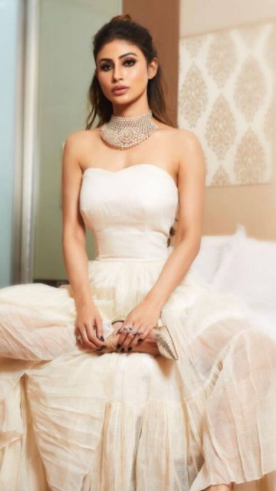 কালো পোশাকে নজর কাড়ছেন মৌনী