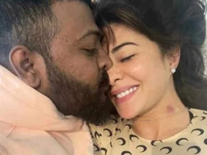 Jacqueline Fernandez Gets A Kiss From Sukesh Chandrasekhar In New Viral Pic Jacqueline Fernandez Gets A Kiss From Sukesh Chandrasekhar In New Viral Pic