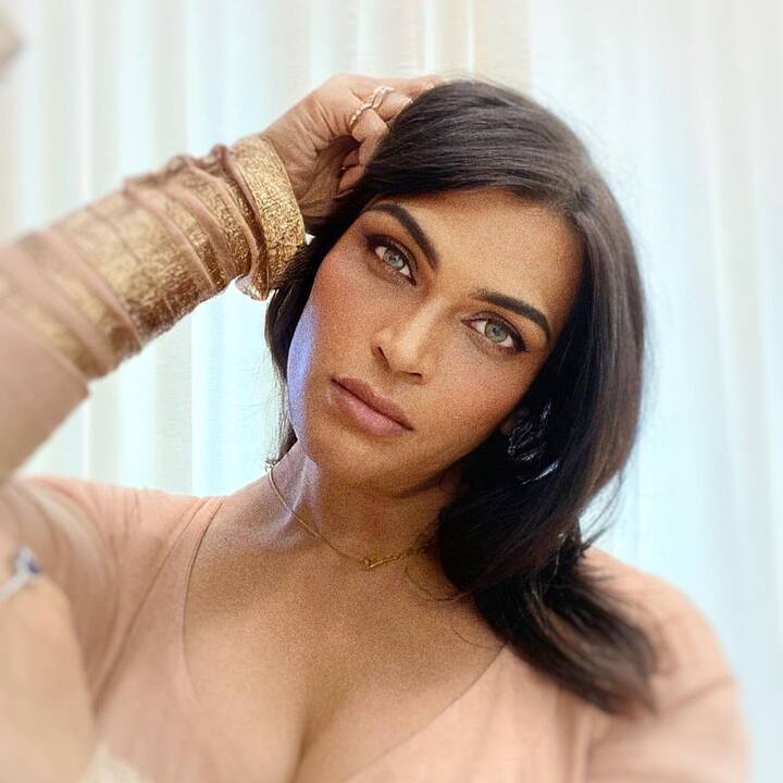 तिचं जगभरातून त्याबद्दल कौतुक झालं. सायशा सेलिब्रेटी होतीच पण ती नव्यानं लाईमलाईटमध्ये आली. सायशा ट्रांसवुमन आहे. आधीची स्वप्निल म्हणजेच आताची सायशा. वर्षभरापूर्वी स्वप्निलचा सायशा झाली. आता ती फॅशन इंडस्ट्रीमधलं मोठं नाव आहे.(photo: officialsaishashinde/ig)