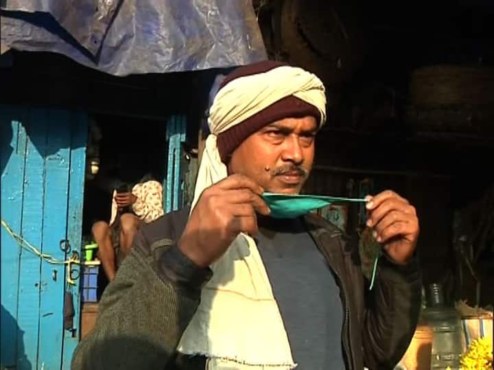 ক্যামেরা দেখে তুলে নিচ্ছেন নাকের ওপর। কেউ মাস্ক নেই বলে ক্যামেরার সামনে চাদরে ঢাকছেন মুখ। দেখা মেলেনি পুলিশের।