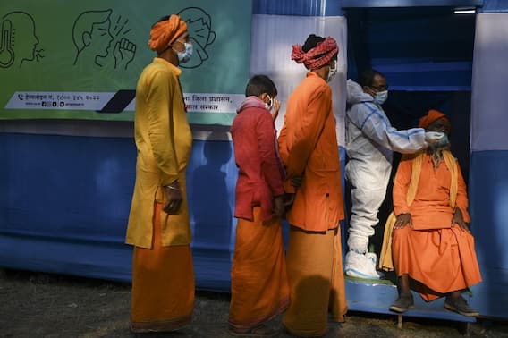 Gangasagar Mela: आज से शुरू हुए बंगाल के गंगासागर मेले में Corona की एंट्री, पॉजिटिव पाए गए चार साधु Gangasagar Mela: आज से शुरू हुए बंगाल के गंगासागर मेले में Corona की एंट्री, पॉजिटिव पाए गए चार साधु