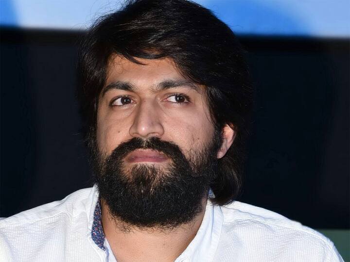 यश ने जब फिल्मों में जाने की बात अपने पेरेंट्स को बताई तब वे काफी गुस्सा हुए थे. पेरेंट्स इस बात से भी बेहद नाराज़ थे कि यश ने फिल्मों में करियर बनाने के लिए पढ़ाई तक छोड़ दी है.