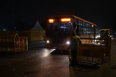 Curfew in Delhi: दिल्ली में आज से वीकेंड कर्फ्यू शुरू, बिना वजह घर से बाहर निकलने पर रोक, जरूरी सेवाएं जारी रहेंगी