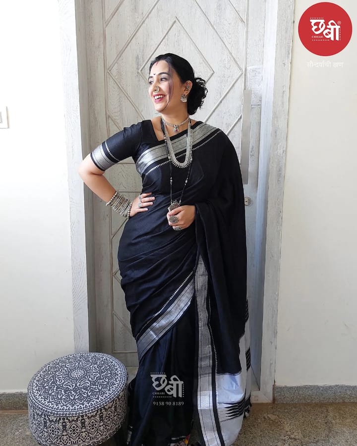 सईने नुकतेच मकर संक्राती निमित्त खास काळ्या साडीमधले फोटोशूट केलंय. (Photo Credit : @sai.lokur/Instagram)