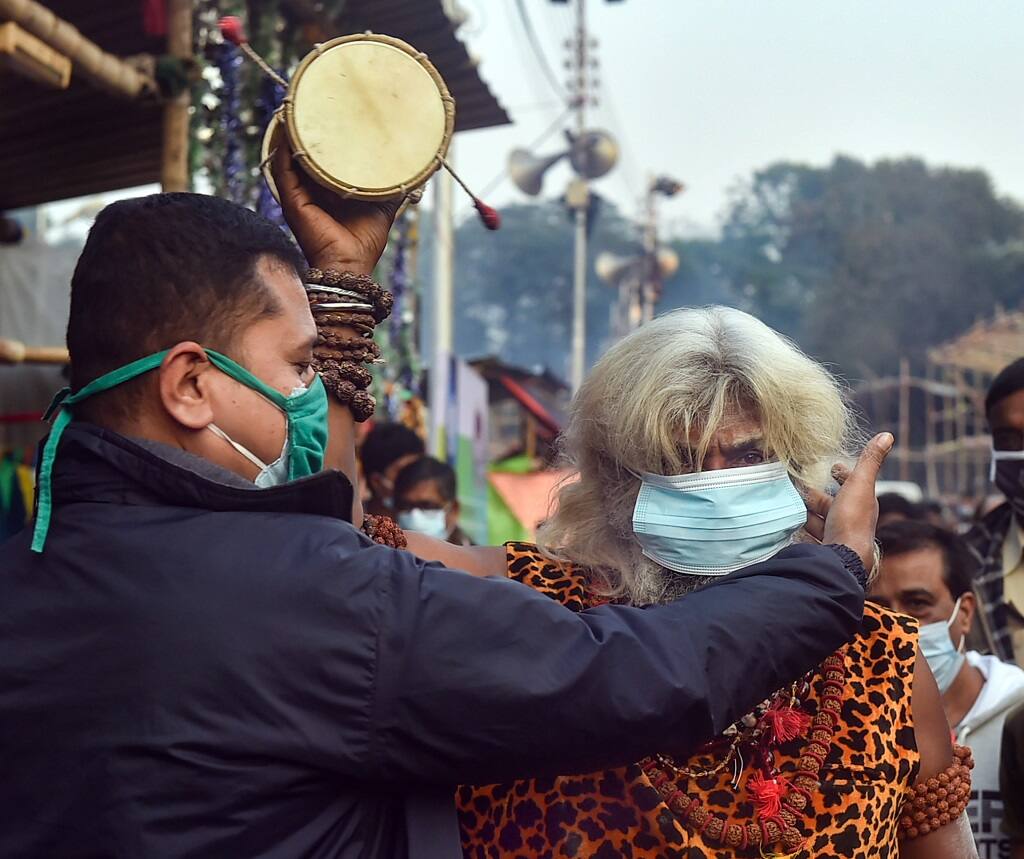 Covid Rule Break of devotees at Gangasagar camps near ghats of Kolkata creates concern Covid Rule Break at Gangasagar : উধাও দূরত্ববিধি, অধিকাংশের মুখেই নেই মাস্ক, কোভিড বিধি নিয়ে অদ্ভুত যুক্তি গঙ্গাসাগরে আসা পুণ্যার্থীদের মুখে