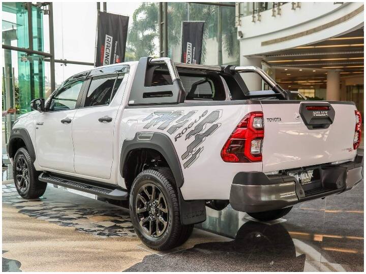 ये एक लंबी Fortuner की तरह ड्राइव करती है. इसकी राइड अच्छी है और लेकिन यह शहर में बहुत बड़ी लगती है. यह फॉर्च्यूनर ऑफ-रोड से और भी बेहतर होगी, क्योंकि इसकी लंबाई काफी है और इसमें कोई कमी नहीं है. स्विचेबल फोर व्हील ड्राइव इसे शानदार ऑफ-रोड बनाता है.