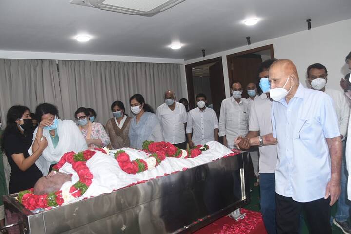 విగతజీవిగా పడి ఉన్న కొడుకుకి నివాళులు అర్పిస్తూ.. ఎమోషనల్ అయ్యారు సూపర్ స్టార్ కృష్ణ. (Photo Credit: Twitter)