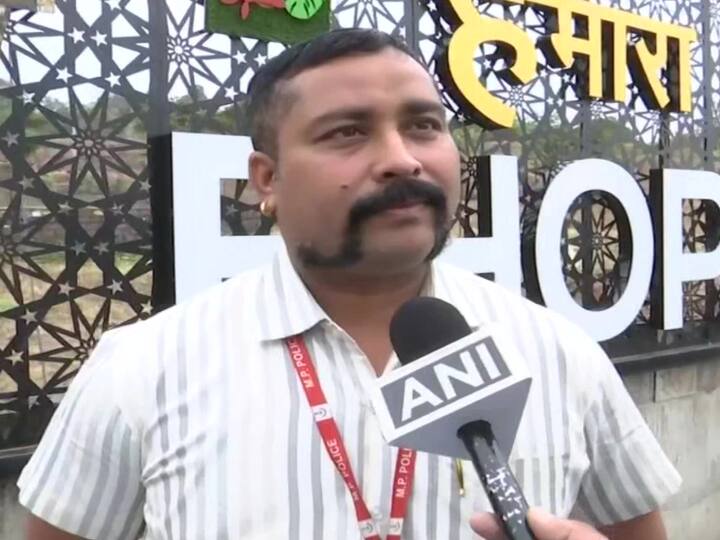 Madhya Pradesh Police suspend Constable Driver Rakesh Rana for keeping a long moustache நீண்ட மீசை வைத்திருந்த போலீஸ் கான்ஸ்டபிள்.... சொல்லியும் கேட்காததால் சஸ்பெண்ட் செய்து நடவடிக்கை எடுத்த அதிகாரி..!