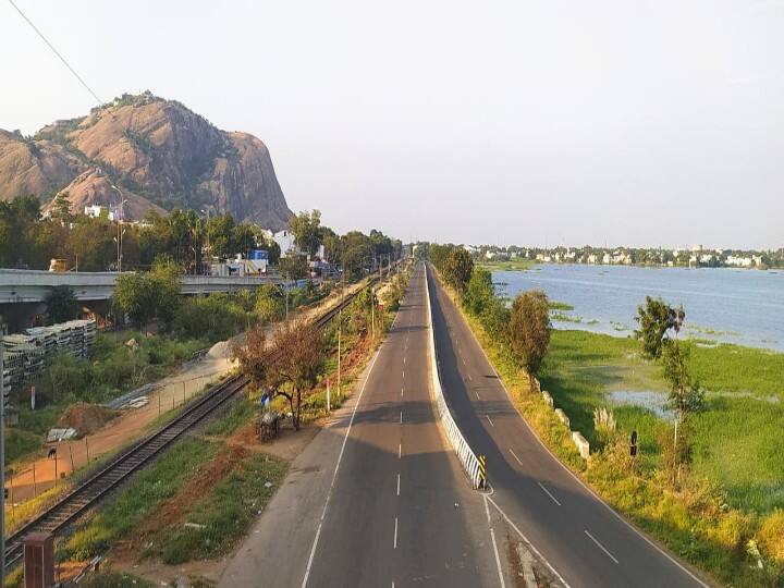 நகர்பகுதியில் இருந்து திருப்பரங்குன்றம் செல்லும் சாலை வெறிச்சோடி காணப்படுகிறது.