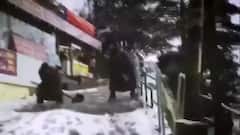 Heavy Snowfall in Uttarakhand & Himachal Pradesh brings life to halt