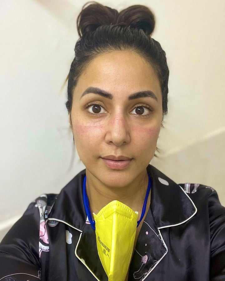 हीना खान लेटेस्ट तस्वीरों में गले में मास्क लटकाए दिख रही हैं. हिना के चेहरे पर मास्क के कारण लाल निशान बन गए हैं.