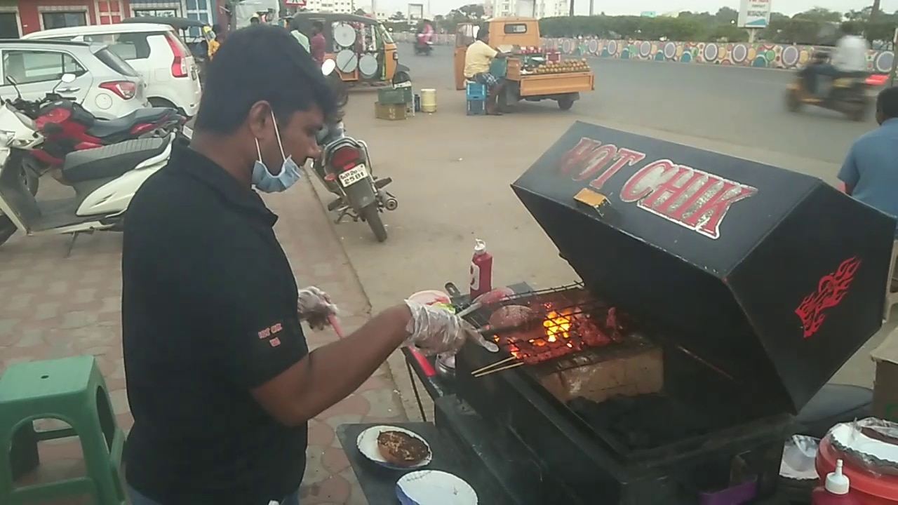 Nellore Food: నెల్లూరులో నయా ట్రెండ్.. ఈ హాట్ చిక్ టేస్ట్ చేస్తే మైమరచిపోవాల్సిందే.. వంట కూడా స్కూటర్ మీదే..