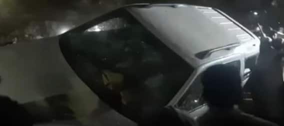 BJP: బీజేపీ నేత వాహనాన్ని తగలబెట్టిన ఆందోళనకారులు.. పరిస్థితి ఉద్రిక్తం