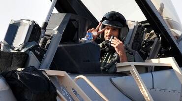 शाहिद कपूर ने एक इंटरव्यू में बताया था कि वह प्लेन उड़ाना जानते हैं. प्लेन उड़ाने की ट्रेनिंग उन्होंने फिल्म मौसम के लिए ली थी.