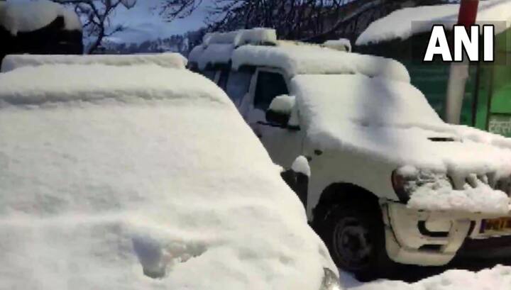 હિમાચલ પ્રદેશની રાજધાની શિમલામાં શનિવારે સિઝનની પ્રથમ હિમવર્ષા જોવા મળી હતી. જ્યારે આજે રવિવારે પણ પહાડોની રાણી પર બરફ પડવાનું ચાલુ છે.