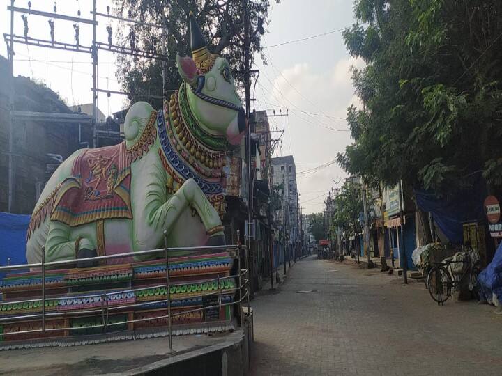 மீனாட்சியம்மன் கோயில் புதுமண்டபம் அருகே உள்ள நந்தி சிலை அருகே அமைதியாக உள்ள காட்சி.