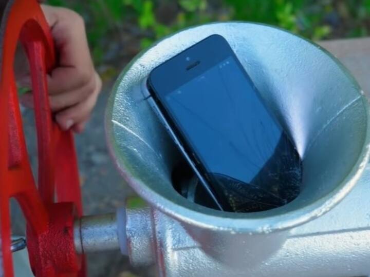 iPhone Experiment video getting viral. boy put iphone in meat grinder and damaged it completely iPhone Experiment: आपने नहीं देखा होगा ऐसा एक्सपेरिमेंट, iPhone को मीट ग्राइंडर में डालकर बना दिया उसका कीमा!