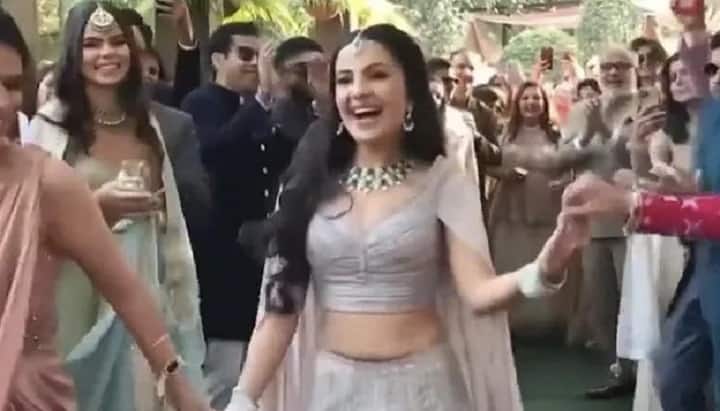 Watch: This Bride's Dance To 'Sau Aasmaan' Is Breaking The Internet કન્યાએ મારી ધમાકેદાર એન્ટ્રી, કોરિયોગ્રાફરની મદદથી જોરદાર ડાન્સ, ઇન્ટરનેટ પર ધૂમ મચાવી રહ્યો છે આ વીડિયો