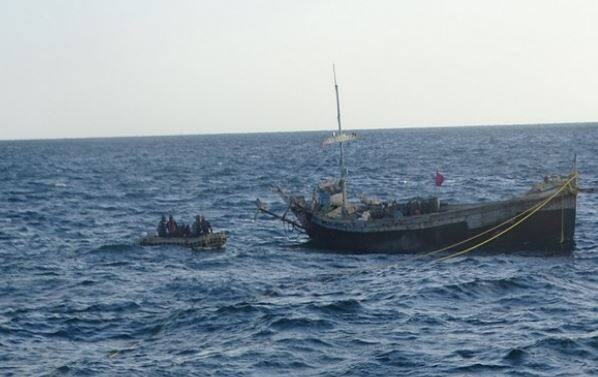 Indian Coast Guard apprehends Pakistani boat with 10 crew members ઈંડિયન કોસ્ટગાર્ડ ભારતીય જળસીમામાં ઘૂસી ગયેલી પાકિસ્તાની બોટને ઝડપી, 10 પાકિસ્તાનીઓ ઝડપાયા