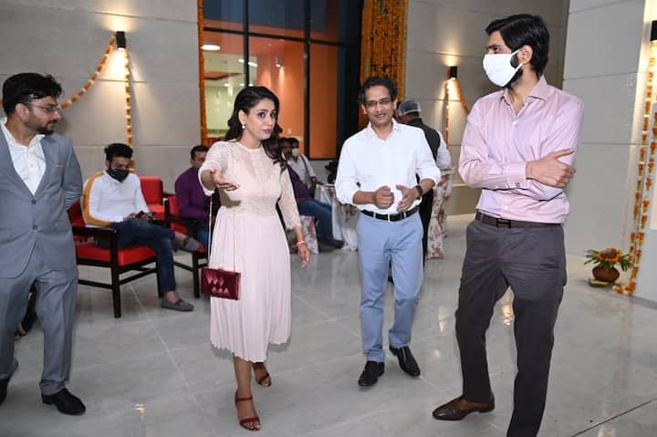 शिवपाल यादव के दोनों बच्चों की शादी हो चुकी है. आदित्य यादव की पत्नी का नाम राजलक्ष्मी सिंह है तो वहीं अनुभा के पति हैं अजय यादव.