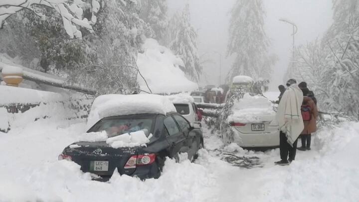 Pakistan Heavy Snowfall 21 killed in vehicles due to heavy snowfall in pakistan Pakistan Heavy Snowfall : पाकिस्तानात जोरदार बर्फवृष्टीमुळे 21 लोकांचा मृत्यू, अनेक पर्यटक अडकले