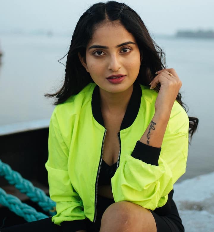 హాట్ ఫోటోలతో ఎలాంటి గ్లామర్ షోకైనా సిద్ధమని చెప్పకనే చెబుతోంది. -Image credit: AnanyaNagalla/Instagram