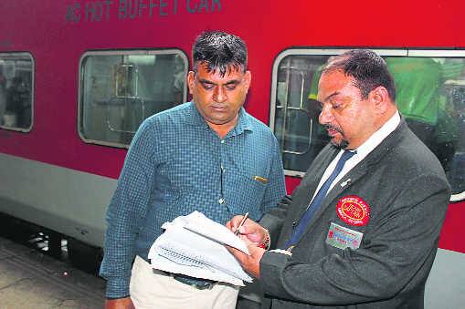 ट्रेन में सफर करने के दौरान कई बार टीटीई टिकट चेक करने आता है. कई बार तो रात में भी टिकट चेक करने की वजह से यात्रियों को परेशान होना पड़ता है.