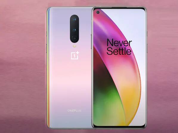 OnePlus 8 Pro: इसमें 6.78 इंच की डिस्प्ले दी गई है. फोन में 8जीबी की रैम के साथ 128जीबी की इंटरनल मैमोरी दी गई है. फोन IP68 सर्टिफिकेशन के साथ आता है. मतलब इसे 30 मिनट तक 1.5 मीटर तक पानी के अंदर रखने पर यह खराब नहीं होगा. वनप्लस की वेबसाइट पर इसकी कीमत 48999 रुपये है.