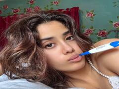 Janhvi kapoor Photos: बिखरे बाल, मुंह में Thermometer और नो मेकअप लुक के साथ जाह्नवी कपूर ने शेयर की मॉर्निंग सेल्फी, ऐसे बिता रही हैं दिन