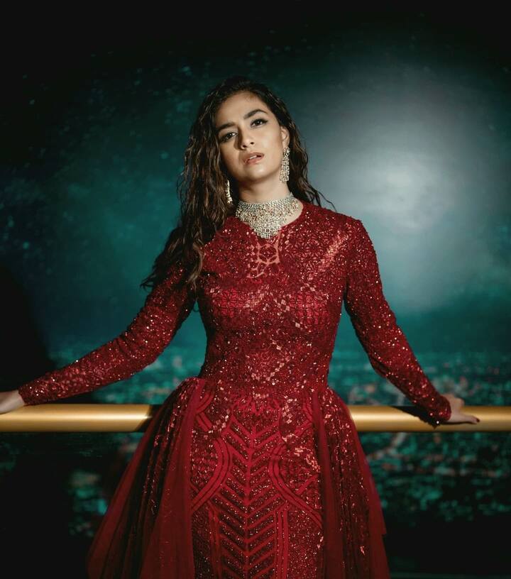 வெண்ணிலா வெளிச்சம் கிண்ணத்தை உடைத்தால் உயிரை உடைப்பாள் ஒருத்தி