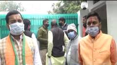UP Election 2022 : Swatandra Dev Singh के घर के बाहर टिकट की उम्मीद में पहुंच रहे नेता