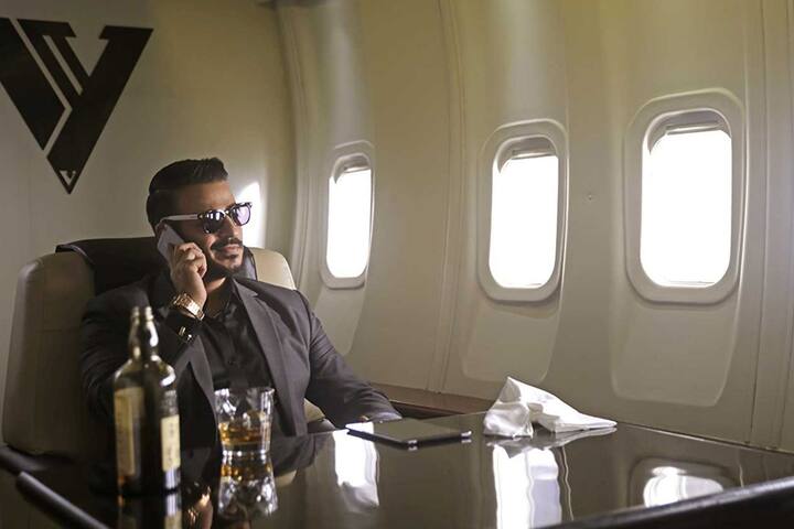 विवेक ओबेरॉय भी प्लेन उड़ाने का हुनर रखते हैं. विवेक ने अपनी फिल्म कृष 3 के लिए प्लेन उड़ाना सीखा था.