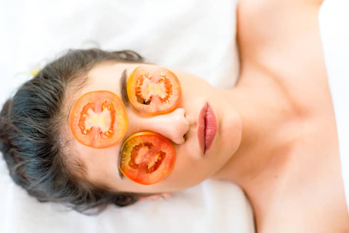 Winter Skin Care Tips use tomatoes to maintain skin healthy and beautiful tomato hack Winter Skin Care Tips : टोमॅटोचा असा करा वापर, हिवाळ्यातही त्वचा होईल तजेलदार