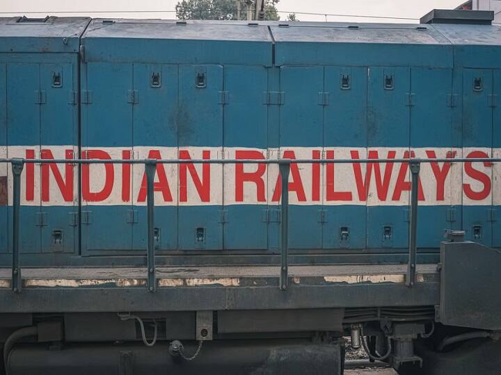 अगर आप ट्रेन के शुरू होने से 12 घंटे पहले टिकट कैंसिल कराते हैं तो आपको कैंसिलेशन चार्ज न्यूनतम प्लैट रेट के किराए का 25% तक देना होगा. वहीं ट्रेन शुरू होने से 4 घंटे पहले टिकट कैंसिल करने पर आपको 50% तक कैंसिलेशन चार्ज देना पड़ सकता है. (PC: Unsplash)