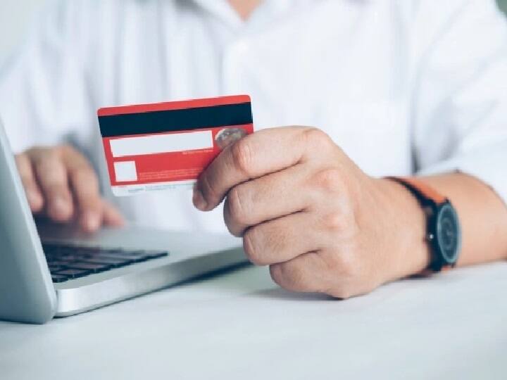 Credit Card Payment Update: आजकल के समय में क्रेडिट कार्ड (Credit Card) का उपयोग हम सभी की जिंदगी में बहुत बढ़ गया है. ऑनलाइन शॉपिंग (Online Shopping) से लेकर किसी भी चीज का बिल भरने तक हर जगह आजकल क्रेडिट कार्ड की जरूरत रहती है. लेकिन अगर इस कार्ड का सही समय पर पेमेंट (Late Payment of Credit Card Bill) ना किया जाए तो यह आपके लिए बड़ी परेशानी का कारण बन सकता है. (PC: Freepik)