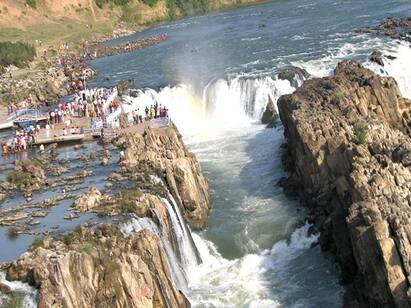 Two Mumbai women drown in mumbai narmada river while taking selfie ‘எச்சரிக்கை பலகையையும் மீறி செல்ஃபி’  -  தவறி விழுந்த மாமியாரும் காப்பாற்ற குதித்த மருமகளும் பலி!