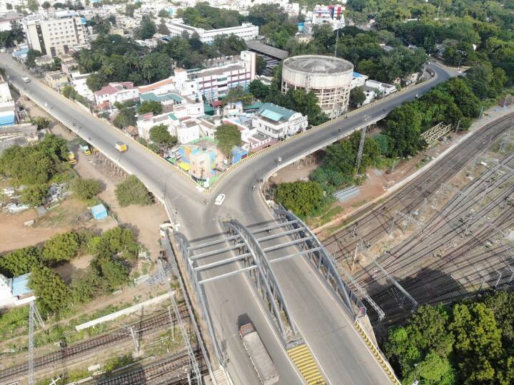 மதுரை நகர் பகுதியில் இருந்து திருப்பரங்குன்றம் செல்லும் பாலம், ஆட்கள் இல்லாமல் காட்சியளிக்கிறது.