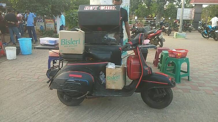 Nellore: scooter bbq food culture attracting people in nellore street food lovers Nellore Food: నెల్లూరులో నయా ట్రెండ్.. ఈ హాట్ చిక్ టేస్ట్ చేస్తే మైమరచిపోవాల్సిందే.. వంట కూడా స్కూటర్ మీదే..