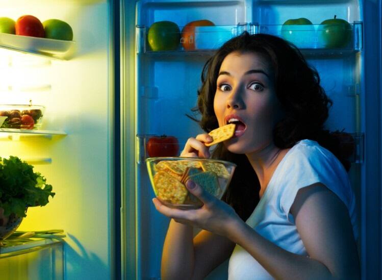 Health tips eat these things when you are hungry in the middle of the night and late night cravings food Health Tips: આપને મોડી રાત જાગવાથી વારંવાર લાગે છે ભૂખ તો આ ફૂડ છે બેસ્ટ ઓપ્શન, જે વજન નહીં વધારે