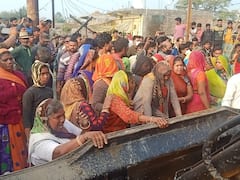 Indore News : देपालपुर में अतिक्रमण हटाने के दौरान जेसीबी में तोड़ फोड़, घर में लगा दी आग, जान बचाकर भागी टीम