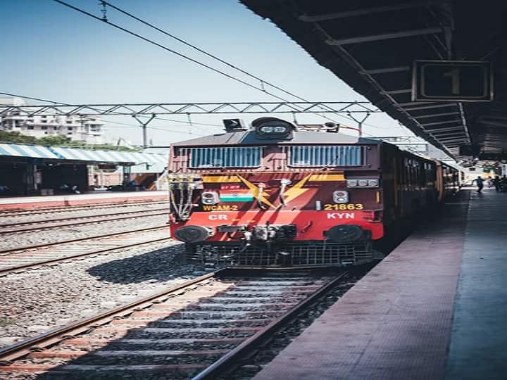 Train Ticket Cancellation Charges: भारत में ट्रेन को आम आदमी की जीवनी माना जाता है. ज्यादातर लोगों के ट्रेन का सफर बहुत आरामदायक और मजेदार लगता है. ट्रेन के सफर में लोगों के पैसे भी बचते हैं. इसके साथ ही आजकल रेलवे में कई तरह (Facilities in Indian Railway) की सुविधाएं भी मिलती हैं. ट्रेन की टिकट पाने के लिए लोग रेलवे स्टेशन की लंबी लाइनों में लगते हैं. कई बार ऑनलाइन टिकट बुक कराते हैं. (PC: Unsplash)