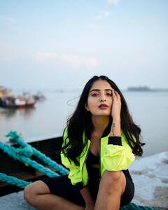 Ananya Nagalla Photso: కైపెక్కించే చూపులతో కవ్విస్తున్న వకీల్ సాబ్ భామ