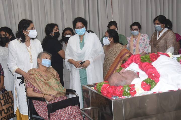 ఈ విషయం తెలుసుకున్న సినీ ప్రముఖులు కృష్ణ ఫ్యామిలీకి సంతాపం తెలుపుతున్నారు. (Photo Credit: Twitter)