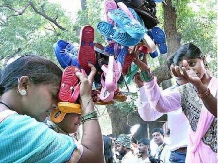 hindu temple famous karnataka temple devotee offer shoes and sandals to goddess Hindu Temple: कर्नाटक के इस मंदिर में प्रसाद की जगह चढ़ाए जाते हैं जूते-चप्पल, ऐसा करने से पूरी होती है मन्नत