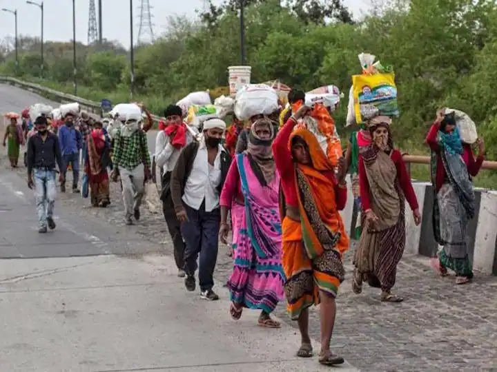 LABOUR EXODUS Migrant laborers from Mumbai, Delhi, Kolkata once again forced to return home town, Bhojpur District due to Corona ANN Labour Migration:  कोरोना का फिर वहीं 'खौफनाक मंजर', क्या फिर छिन जाएगी रोजी-रोटी? जानें मजदूरों का दर्द उन्हीं की जुबानी