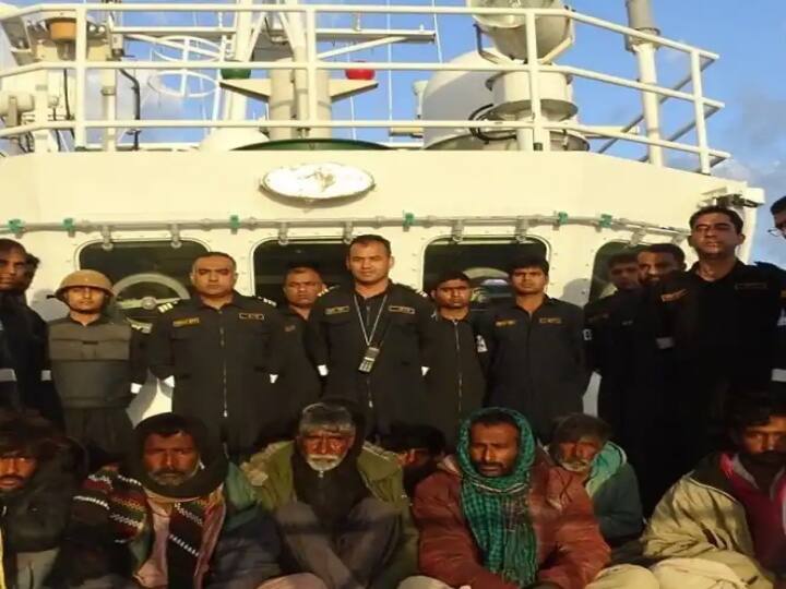 Indian Coast Guard apprehends Pakistani boat Yaseen from Arabian sea Crew Brought To Porbandar Pakistan Boat in India: ప్రధాని పంజాబ్ సభకు సమీపంలో చిక్కిన పాకిస్థాన్ పడవ!