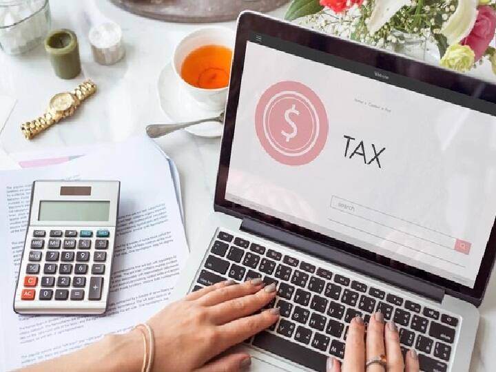 इस स्कीम में निवेश करने के बाद आप इस राशि को मैच्योरिटी के पांचवें साल या आखिरी साल दोबारा निवेश में नहीं डाल सकते हैं. यह आपके इनकम में जुड़ जाएगा और आपको इस पर टैक्स देना होगा. इसके अलावा आप इस स्कीम की मदद से लोग भी ले सकते हैं. (PC: Freepik)